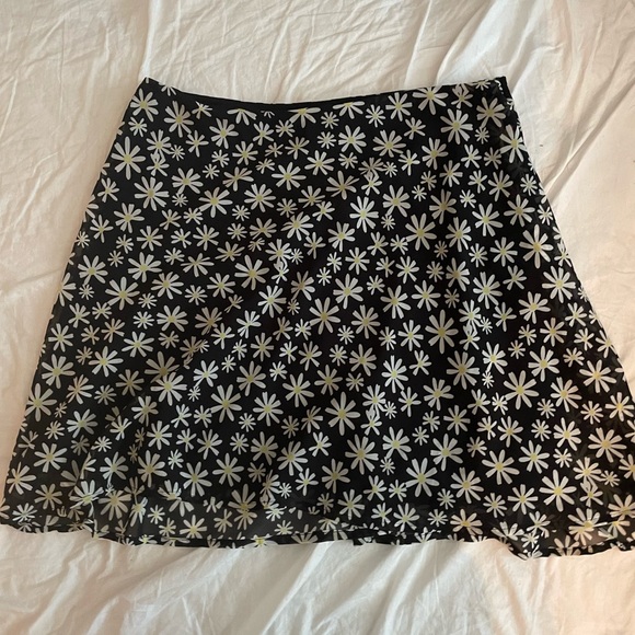 H+M Divided To All The Boys I’ve Loved Before Daisy Black and Floral Skirt - Picture 2 of 2